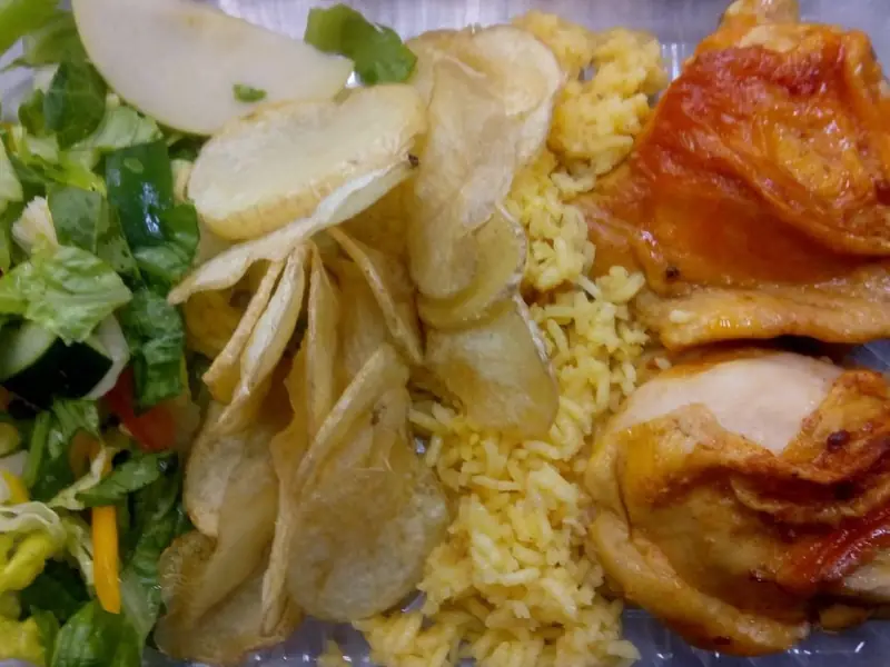 Box lunch con pollo, arroz, ensalada y papas