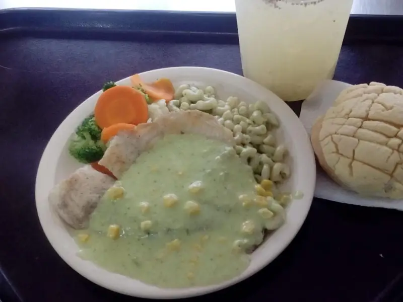 Charola con plato fuerte, guarniciones, pan y agua