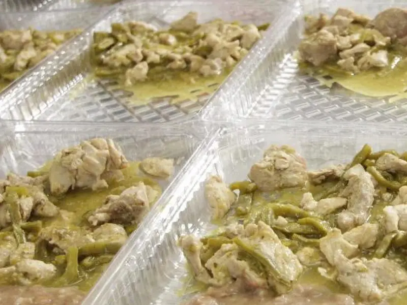 Contenedores sellados con guisado listos para entrega
