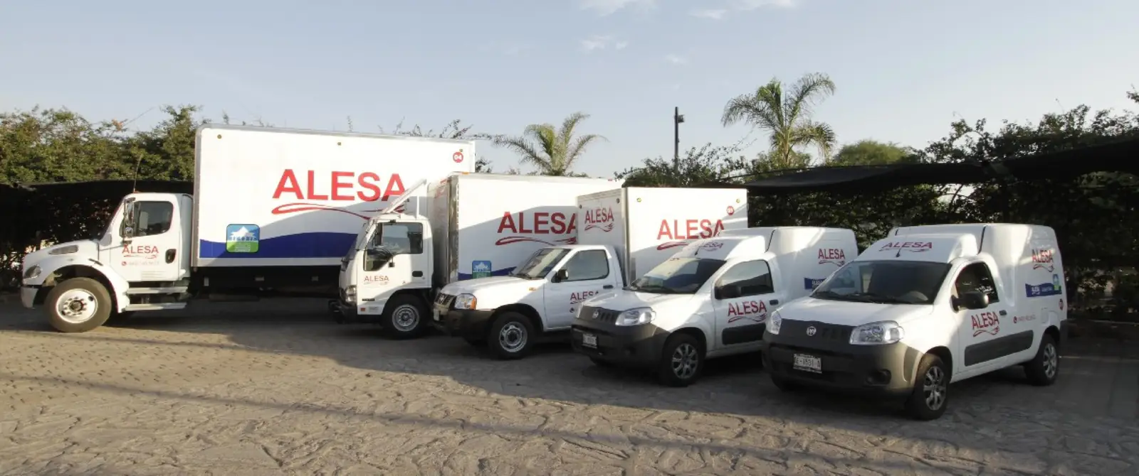 Flota de camiones y camionetas rotuladas de ALESA